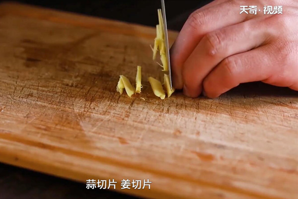 辣子鸡丁做法步骤：3