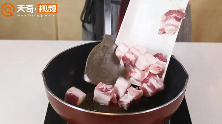 白菜猪肉炖粉条做法步骤：7