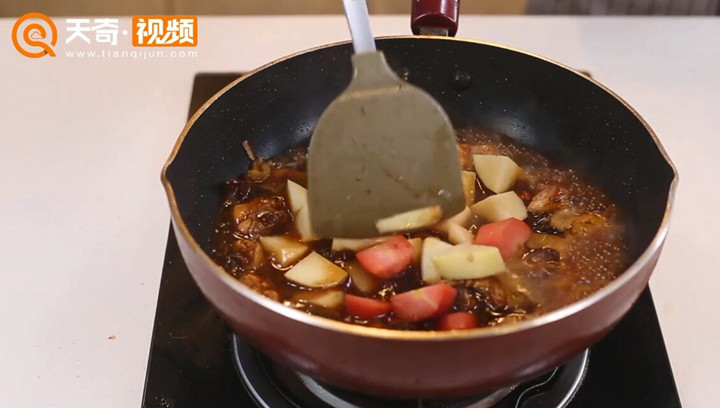 鸡腿炖土豆做法步骤：8