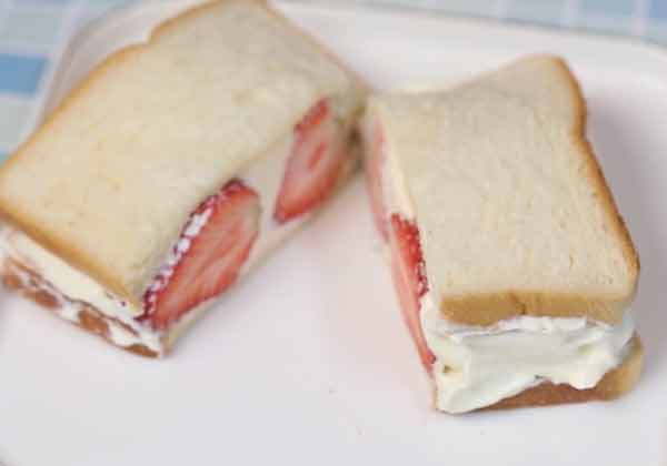 奶油草莓三明治