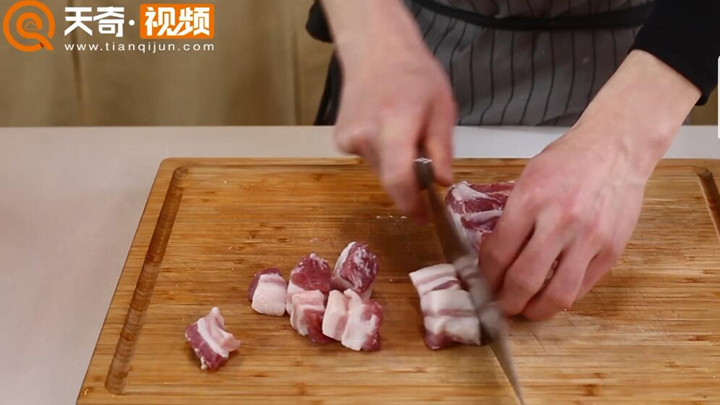 白菜猪肉炖粉条做法步骤：3