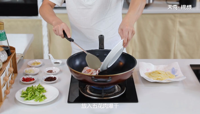 土豆片回锅肉做法步骤：7