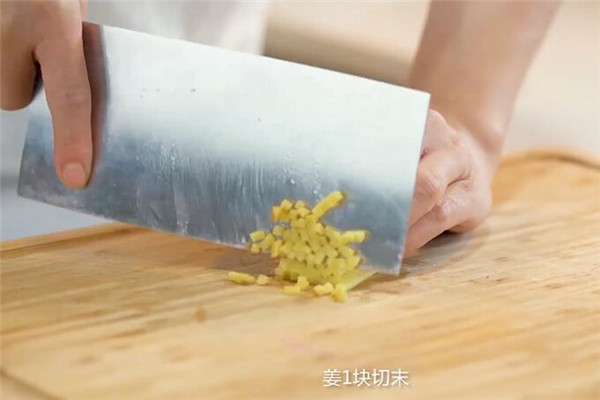 豆芽炒腐皮做法步骤：3