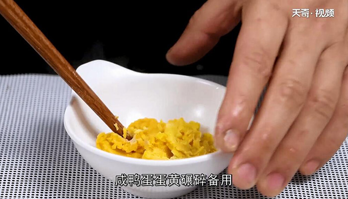 蛋黄熘豆腐做法步骤：5