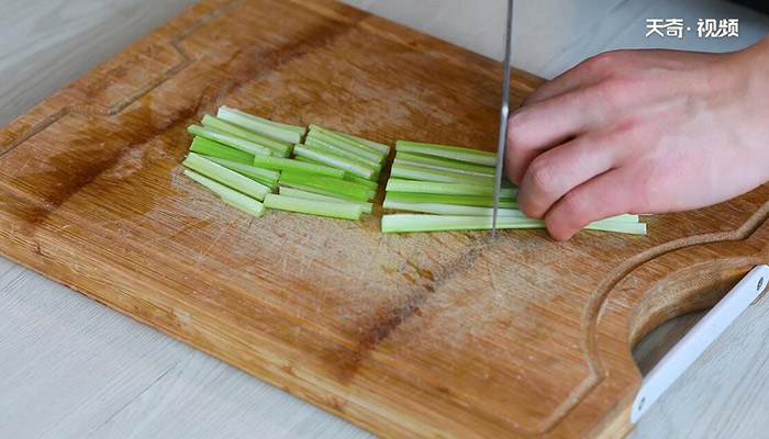 芹菜炒藕丝做法步骤：2