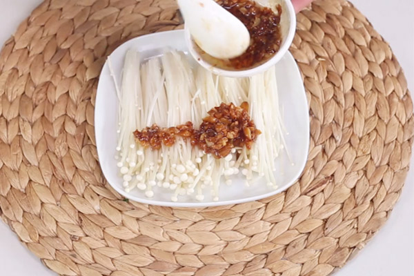 蒜蓉蒸金针菇做法步骤：8