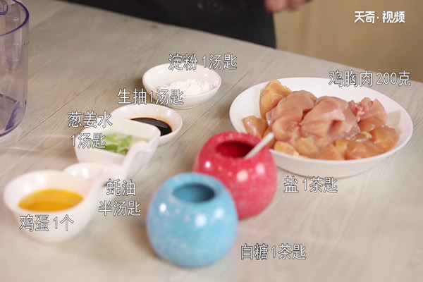 鸡胸肉午餐肉做法步骤：1