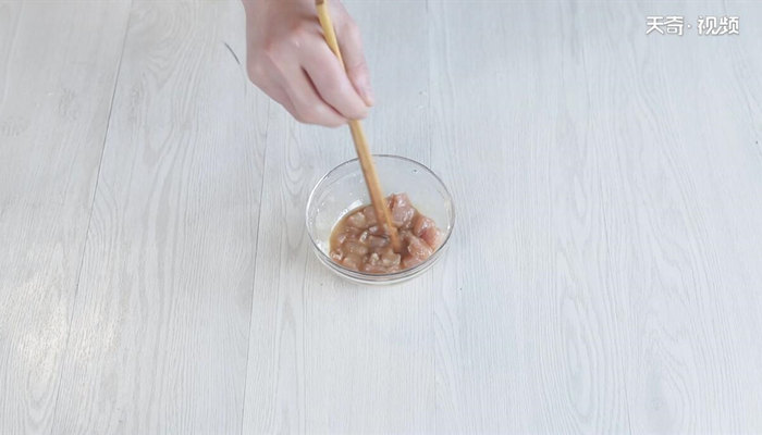 葱炒肉丁做法步骤：3