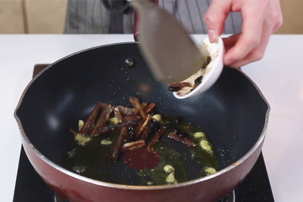 豆豉鲮鱼油麦菜做法步骤：5
