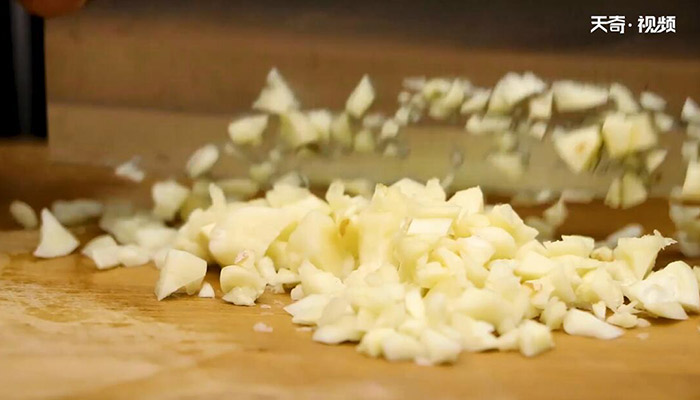 蒜蓉烤大虾做法步骤：2