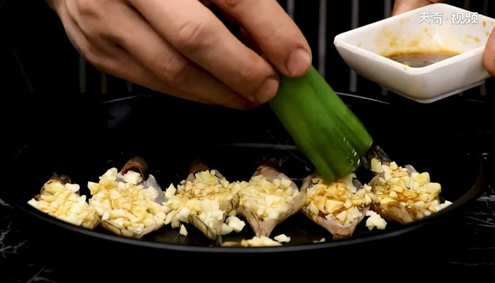 蒜蓉烤大虾做法步骤：6