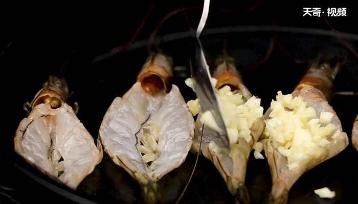 蒜蓉烤大虾做法步骤：4