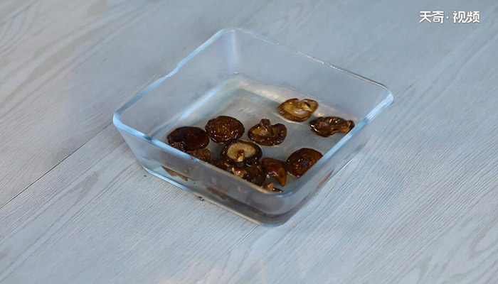 香菇酱焖鸡做法步骤：2