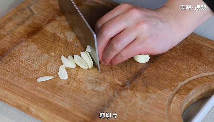 香菇酱焖鸡做法步骤：5