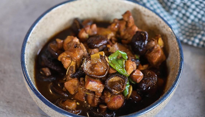 香菇酱焖鸡做法步骤：11