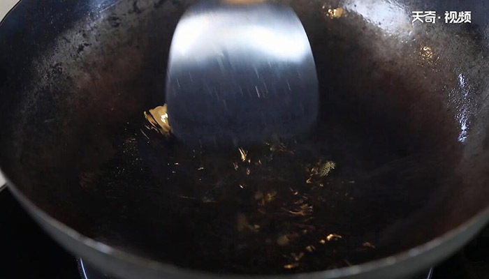 香菇酱焖鸡做法步骤：7