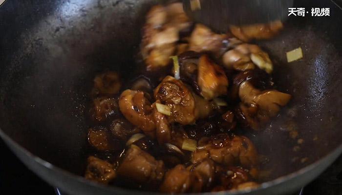 香菇酱焖鸡做法步骤：9