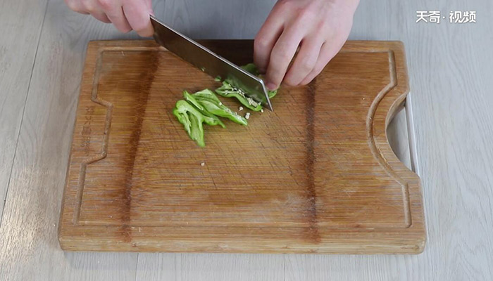 香菇酱焖鸡做法步骤：3