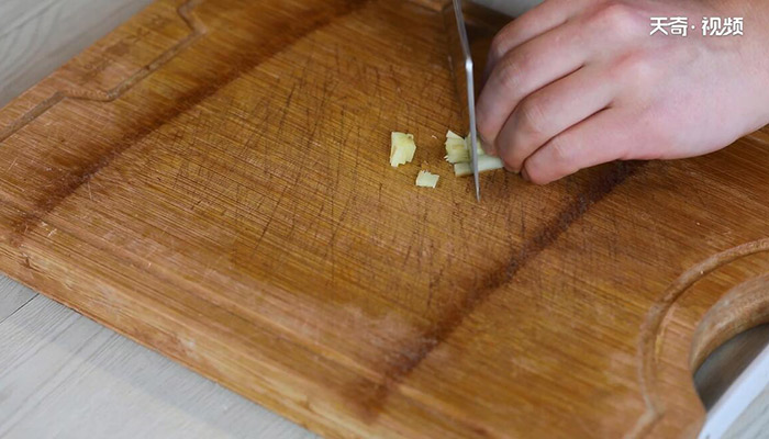 香菇酱焖鸡做法步骤：4