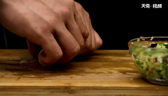 卷筒鸡做法步骤：12