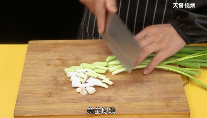 蒜苗焖豆泡做法步骤：2