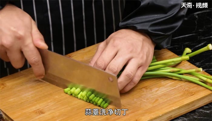 肉末蒜薹丁做法步骤：2