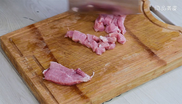 洋葱炒肉丁做法步骤：2