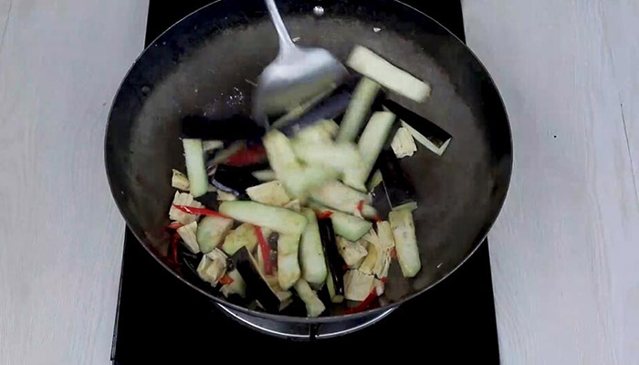 腐竹烧茄条做法步骤：9