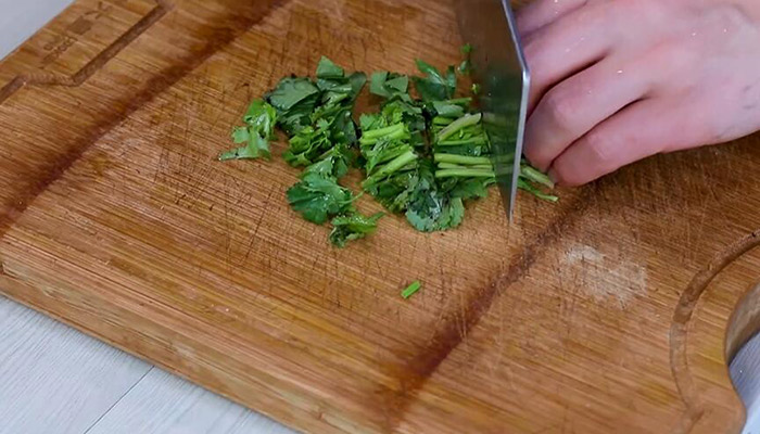 绿豆芽香菜怎么炒好吃做法步骤：2