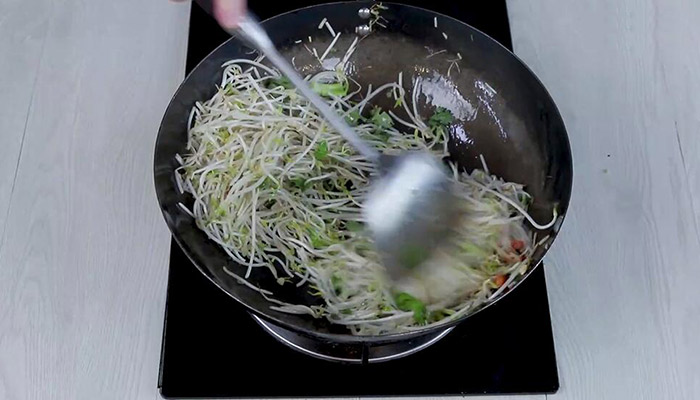 绿豆芽香菜怎么炒好吃做法步骤：7