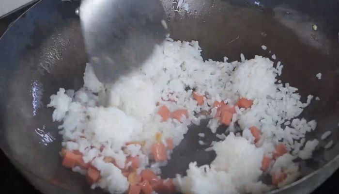 海米火腿蛋炒饭做法步骤：14