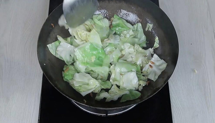 海米炒圆白菜怎么做好吃做法步骤：8
