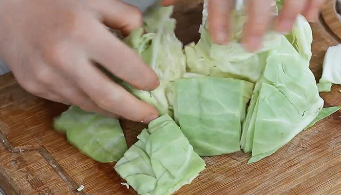 海米炒圆白菜怎么做好吃做法步骤：3