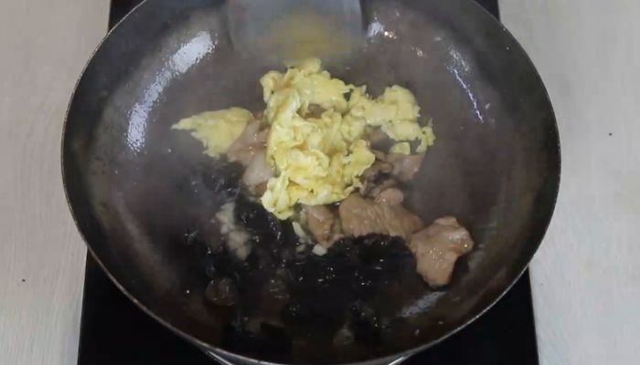 鸡蛋木耳炒肉做法步骤：11