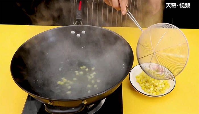 玉米煎鸡蛋做法步骤：3