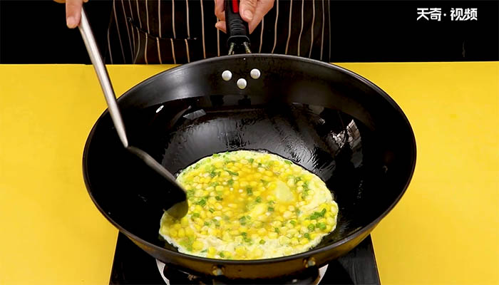 玉米煎鸡蛋做法步骤：4