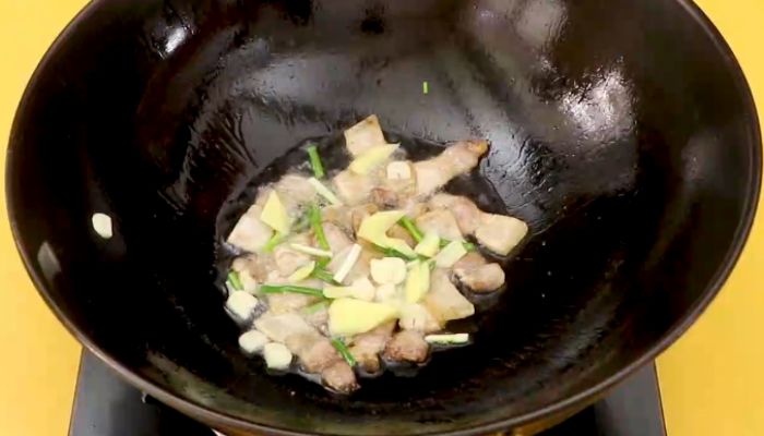 红烧肉烩菜做法步骤：9