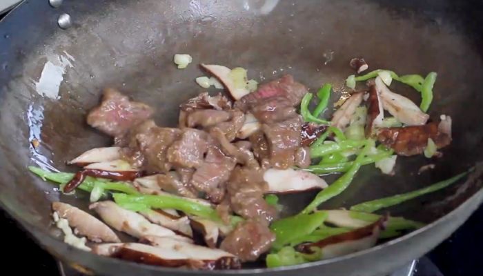 牛肉炒香菇做法步骤：10