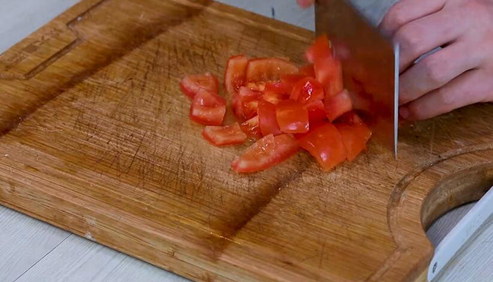 青椒番茄炒毛豆做法步骤：3