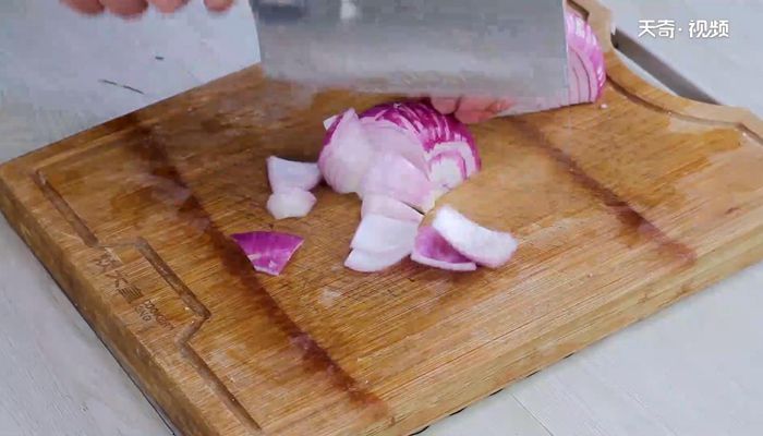 洋葱炒肉丁做法步骤：4