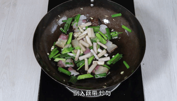 藕带炒腊肉做法步骤：5