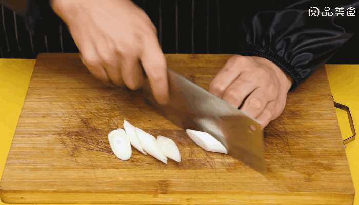 香菇豆腐焖鸡翅做法步骤：7