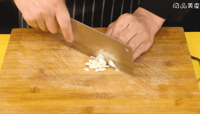 香菇豆腐焖鸡翅做法步骤：6