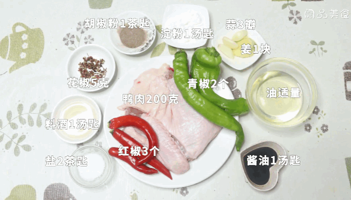 青椒炒鸭肉做法步骤：1