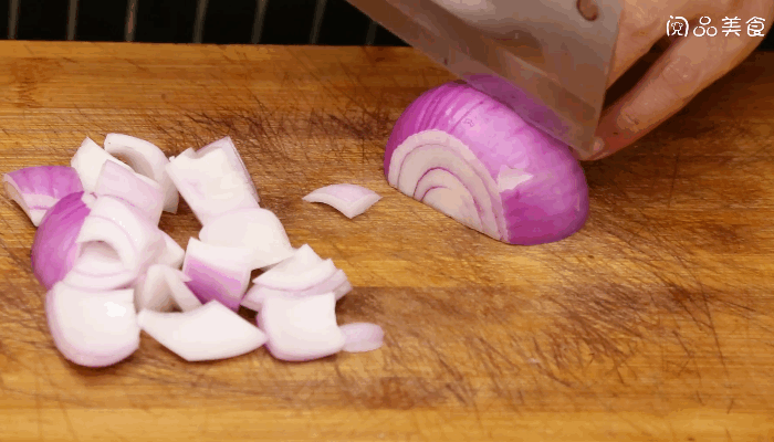 洋葱回锅肉做法步骤：2