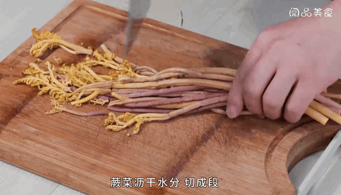 里脊炒蕨菜做法步骤：3