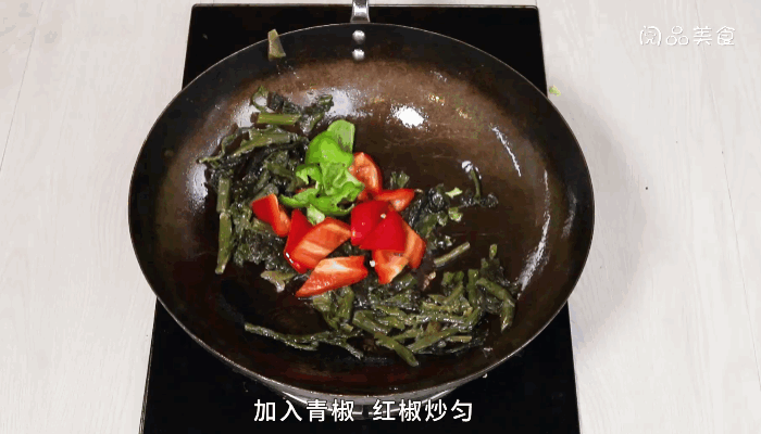 雪菜鸡肉炒年糕做法步骤：7