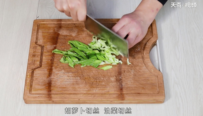 胡萝卜炒油菜做法步骤：3