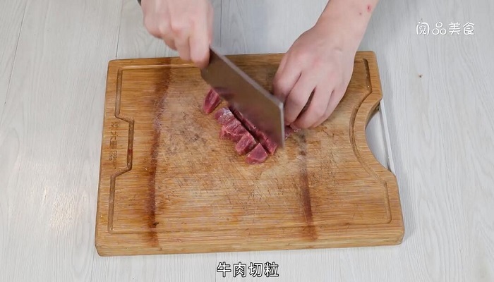 彩椒菱角牛肉粒做法步骤：3