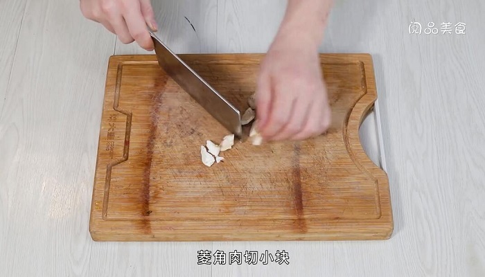 彩椒菱角牛肉粒做法步骤：2